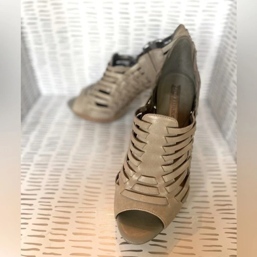 Banana Republic Beige Leather Cage Heels 8.5‎